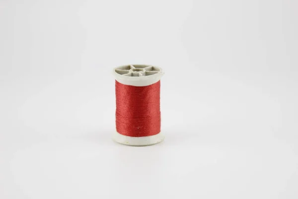 Filo Rosso Cucire Indossare Uno Sfondo Bianco — Foto Stock