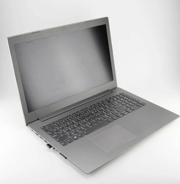 Szary Laptop Białym Tle Znajduje Się Czarna Klawiatura Białymi Literami — Zdjęcie stockowe