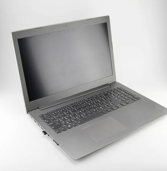 Grauer Laptop Gibt Eine Schwarze Tastatur Mit Weißen Buchstaben Auf — Stockfoto