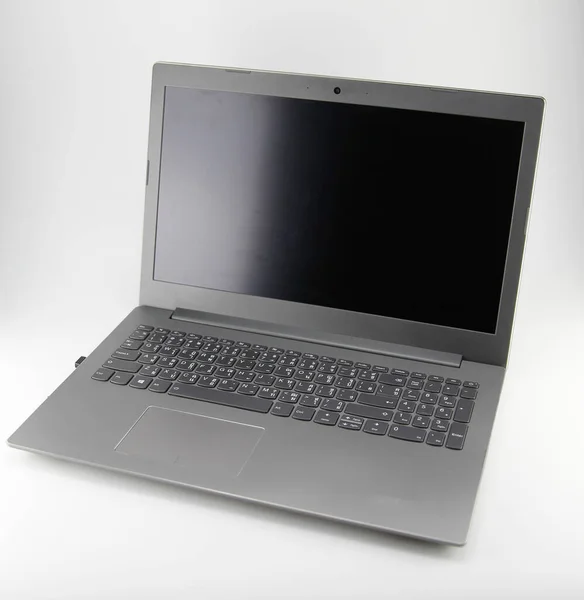 灰色笔记本电脑有一个黑色键盘 白色的字母设置在白色的背景上 — 图库照片