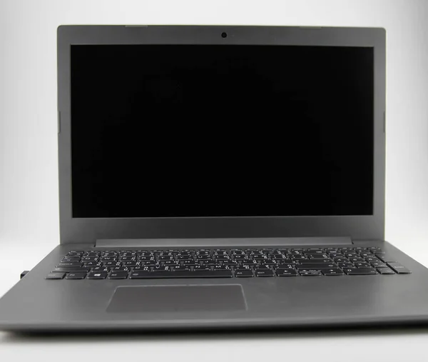 Szary Laptop Białym Tle Znajduje Się Czarna Klawiatura Białymi Literami — Zdjęcie stockowe