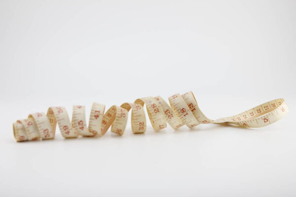 Измерительная лента на белом фоне.