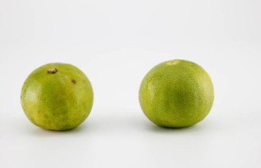 beyaz arkaplanda limon.