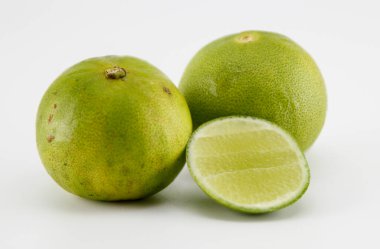 Beyaz arka planda yarım kireç.