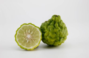 Bergamot beyaz arka planda ikiye bölündü.