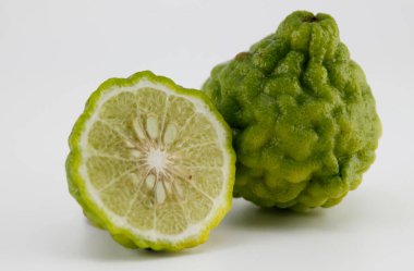 Bergamot beyaz arka planda ikiye bölündü.