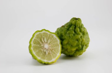 Bergamot beyaz arka planda ikiye bölündü.