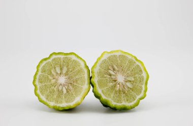 Bergamot beyaz arka planda ikiye bölündü.
