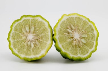 Bergamot beyaz arka planda ikiye bölündü.