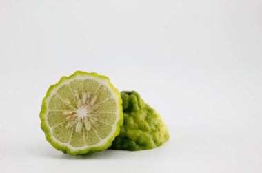 Bergamot beyaz arka planda ikiye bölündü.