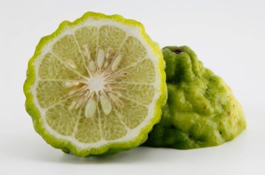 Bergamot beyaz arka planda ikiye bölündü.