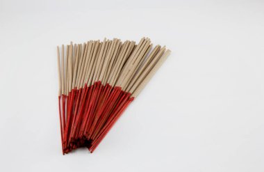 Beyaz arkaplana tütsü yerleştirilmiş.