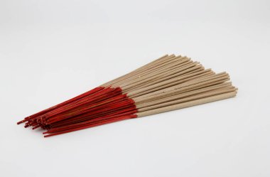 Beyaz arkaplana tütsü yerleştirilmiş.