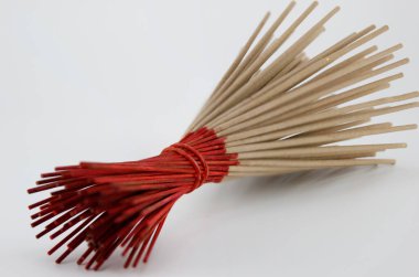 Beyaz arkaplana tütsü yerleştirilmiş.