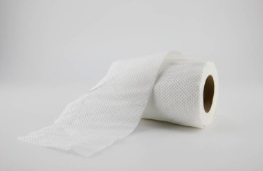 Beyaz arkaplana ayarlanmış kağıt rulosu.