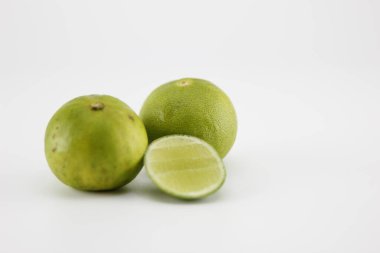 Beyaz arka planda yarım kireç.