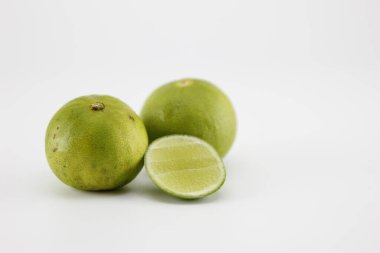 Beyaz arka planda yarım kireç.