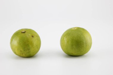 beyaz arkaplanda limon.
