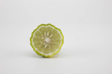 Bergamot beyaz arka planda ikiye bölündü.