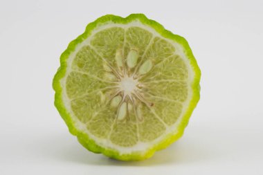 Bergamot beyaz arka planda ikiye bölündü.
