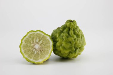 Bergamot beyaz arka planda ikiye bölündü.