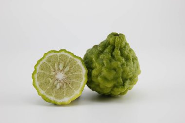 Bergamot beyaz arka planda ikiye bölündü.