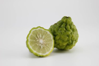 Bergamot beyaz arka planda ikiye bölündü.