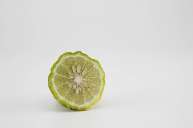 Bergamot beyaz arka planda ikiye bölündü.