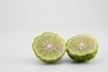 Bergamot beyaz arka planda ikiye bölündü.