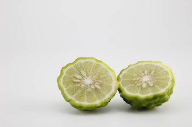 Bergamot beyaz arka planda ikiye bölündü.