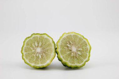 Bergamot beyaz arka planda ikiye bölündü.