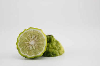Bergamot beyaz arka planda ikiye bölündü.