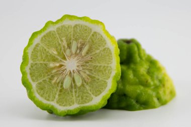 Bergamot beyaz arka planda ikiye bölündü.