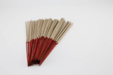 Çubuklar birbirine bağlanır ve beyaz bir arka plana yerleştirilir..