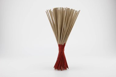 Çubuklar birbirine bağlanır ve beyaz bir arka plana yerleştirilir..