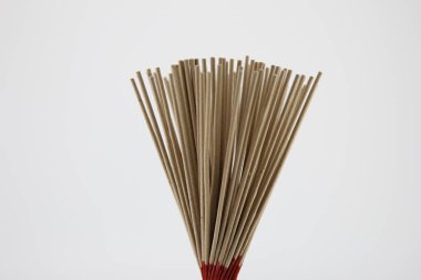 Çubuklar birbirine bağlanır ve beyaz bir arka plana yerleştirilir..