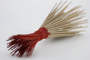 Çubuklar birbirine bağlanır ve beyaz bir arka plana yerleştirilir..