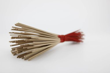 Çubuklar birbirine bağlanır ve beyaz bir arka plana yerleştirilir..