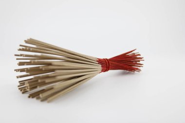 Çubuklar birbirine bağlanır ve beyaz bir arka plana yerleştirilir..