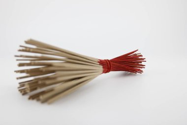 Çubuklar birbirine bağlanır ve beyaz bir arka plana yerleştirilir..