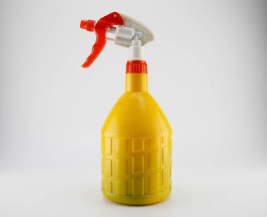 Sarı püskürtücü Beyaz arkaplanda ayarla.