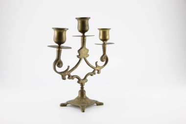 Beyaz üzerinde üç mum bulunan şamdan..