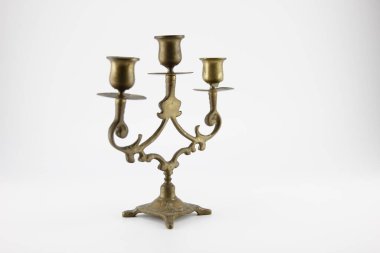 Beyaz üzerinde üç mum bulunan şamdan..