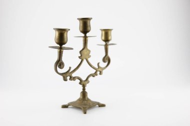 Beyaz üzerinde üç mum bulunan şamdan..