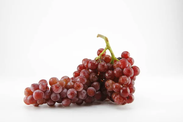 Uva Roja Húmeda Madura Ramo Rosa Con Gotas Aisladas Blanco — Foto de Stock