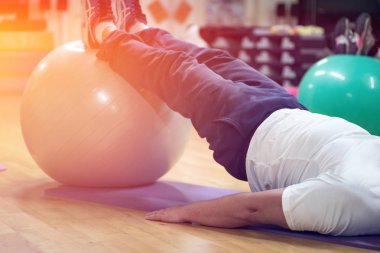 kişisel antrenör studio fitness arka fizyoterapi büyük İstikrar Ball ile egzersiz