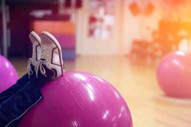 kişisel antrenör studio fitness arka fizyoterapi büyük İstikrar Ball ile egzersiz