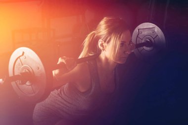 Fitness, spor, powerlifting ve insanlar kavramı - sportif kadın ile halter modern spor salonunda egzersiz