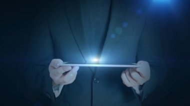 Tablet hologramm hud projeksiyon e-posta adresi posta mektup simgesi holding iş adamı