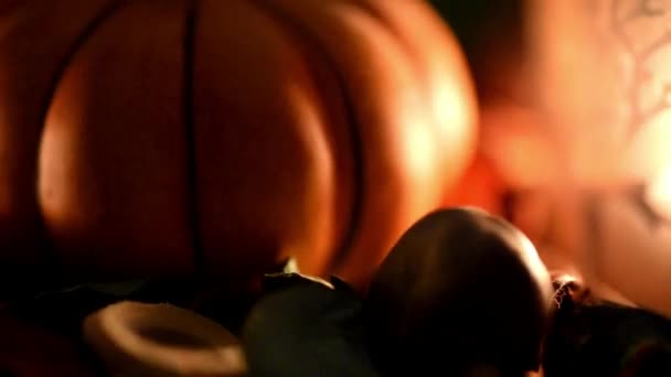 Halloween pumpa dekoration med med en brinnande ljus — Stockvideo